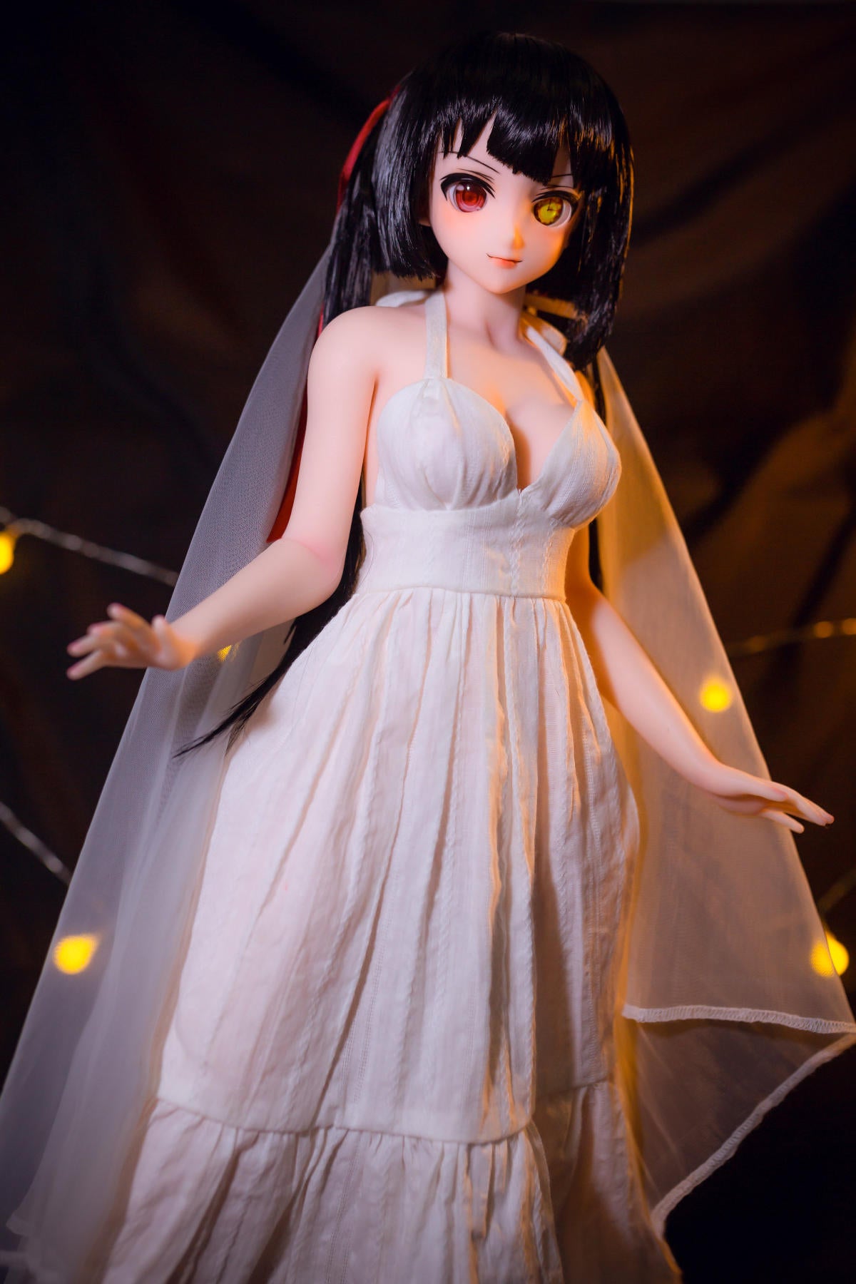 CLIMAX DOLL Mini J60 cm Hybrid - Kurumi (Cinnamon) - Full-body standing pose with arms relaxed and a gentle sway to the skirt, white gown and veil, golden lights behind.