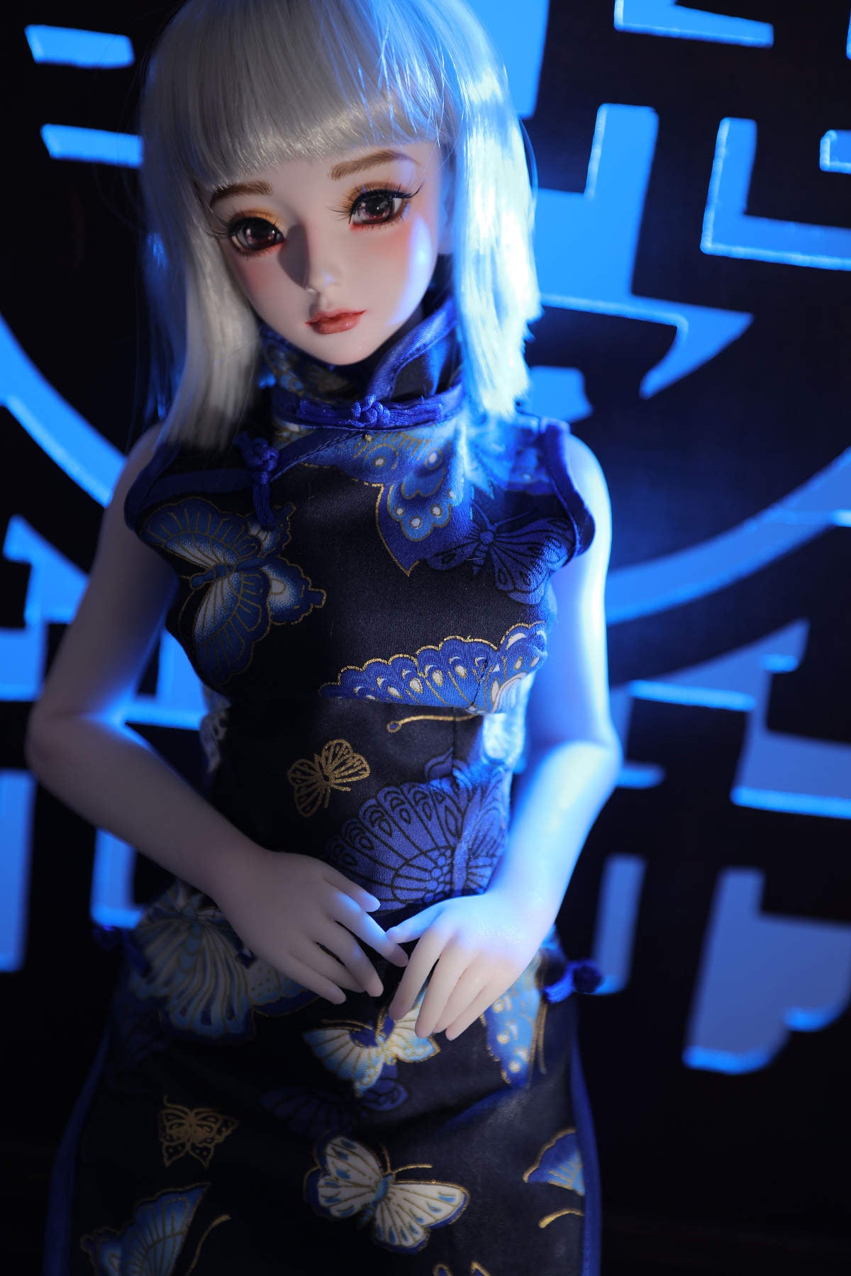 CLIMAX DOLL Mini J60 cm Hybrid - Ling (White) – silver hair with bangs and navy floral cheongsam against a blue lattice backdrop