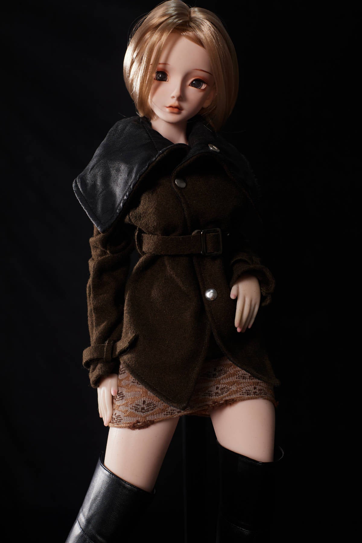 CLIMAX DOLL Mini J60 cm Hybrid - Miyabi (Cinnamon) – honey-blonde bob, belted brown coat with black collar and thigh-high boots