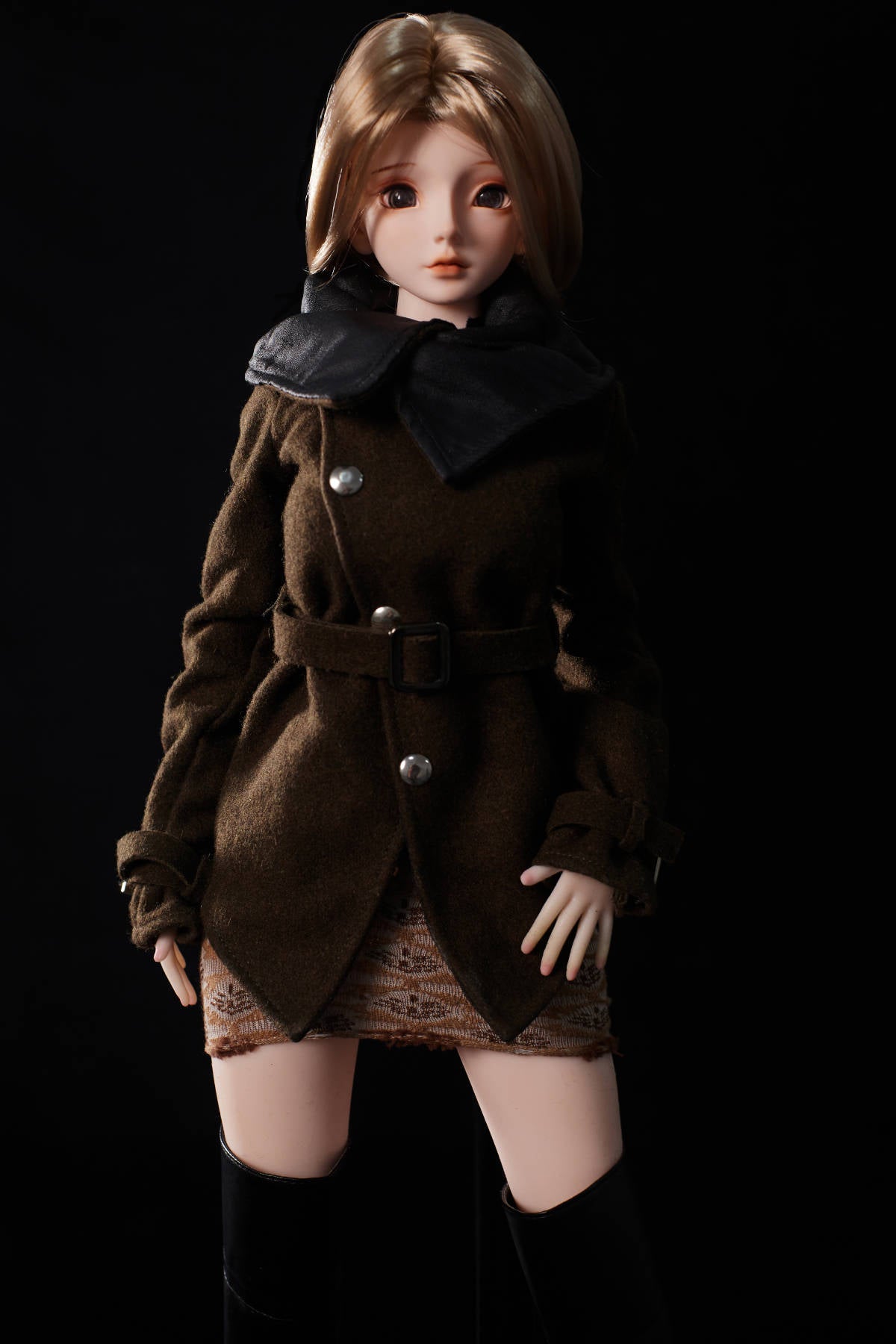 CLIMAX DOLL Mini J60 cm Hybrid - Miyabi (Cinnamon) – three-quarter view in coat, skirt and black boots