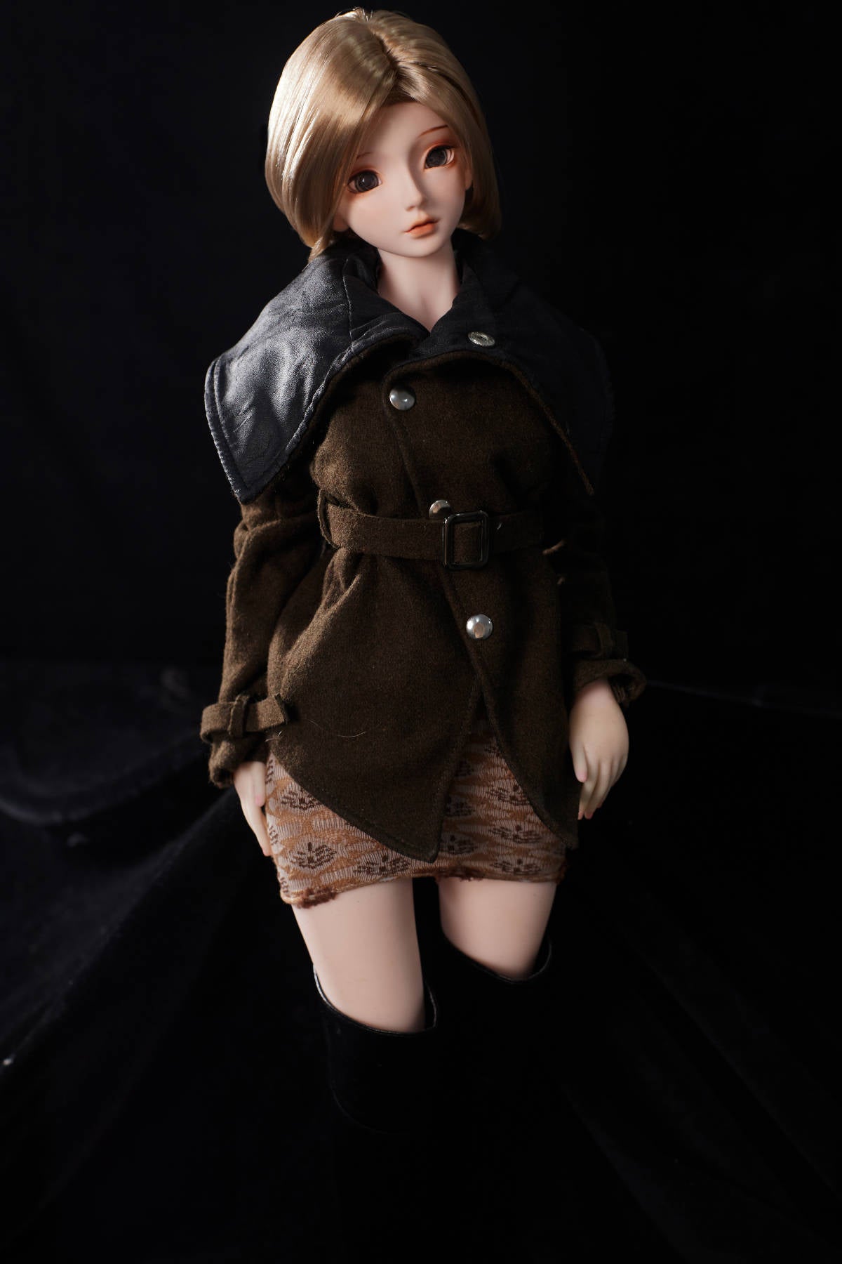CLIMAX DOLL Mini J60 cm Hybrid - Miyabi (Cinnamon) – side-glance pose showing the full autumn outfit