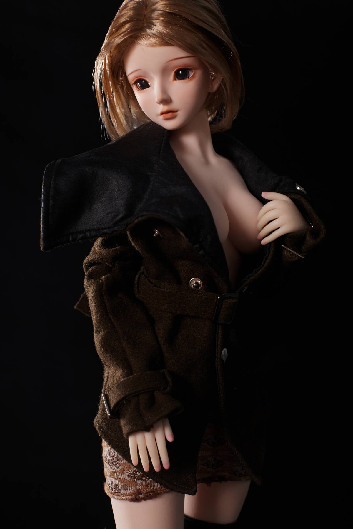 CLIMAX DOLL Mini J60 cm Hybrid - Miyabi (Cinnamon) – close-up with coat slipping off one shoulder