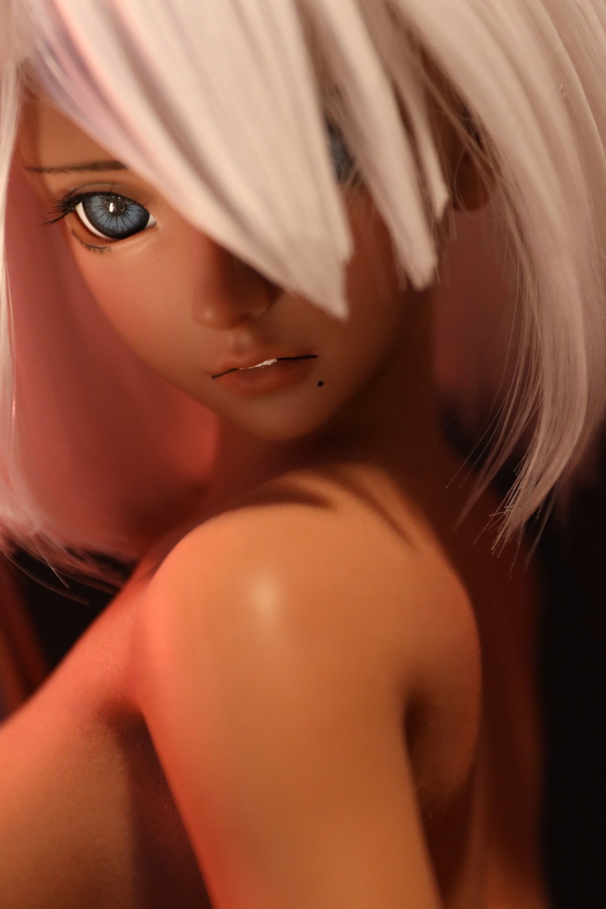 CLIMAX DOLL Mini J60 cm Hybrid - Shirley (Suntan) – face close-up in warm lighting