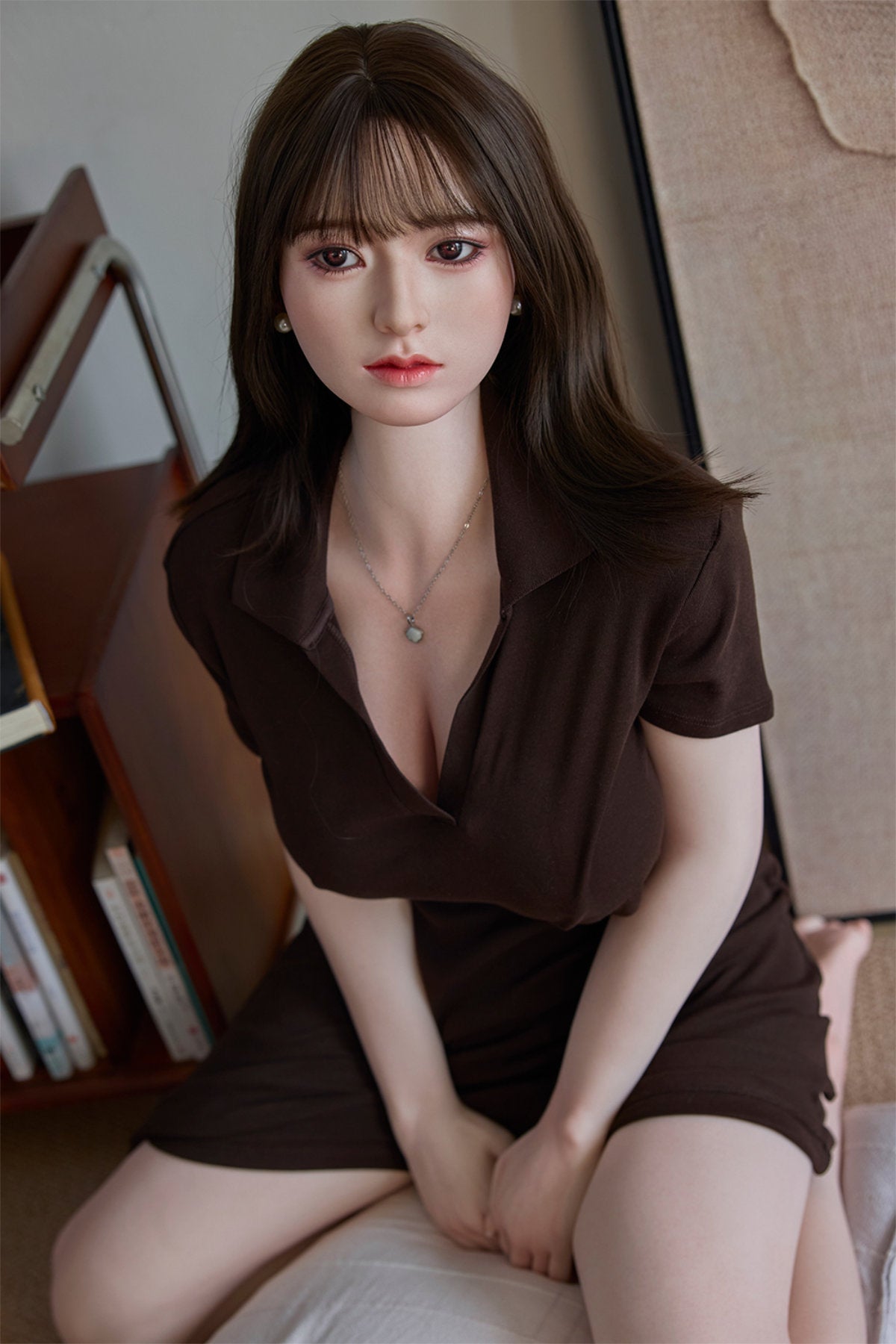 Starpery 154cm E - Yuan – Seated pose on wooden stool, brown V-neck top unbuttoned slightly at the chest, dark straight-bang hairstyle, wood-toned backdrop.
